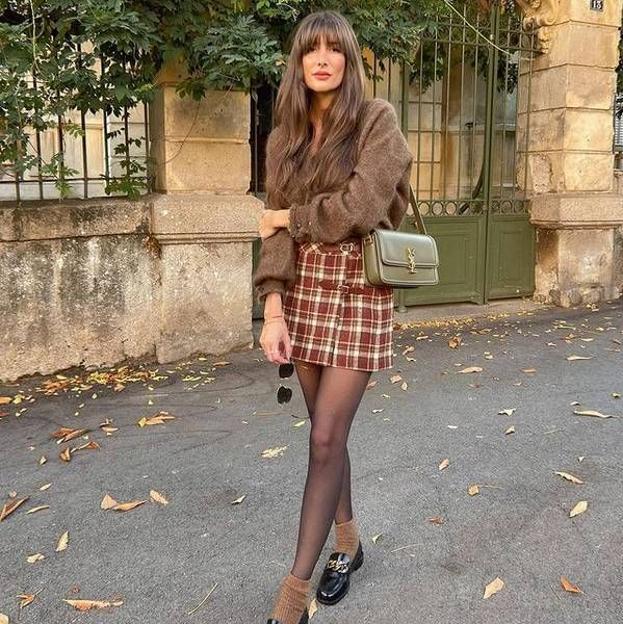 Faldas cortas de cuadros, la obsesión de las influencers para ir chic con mocasines