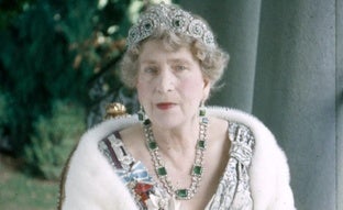 La colección de joyas de la reina Victoria Eugenia que herederaron sus hijas o se vendieron: esmeraldas, tiaras y un brazalete muy original