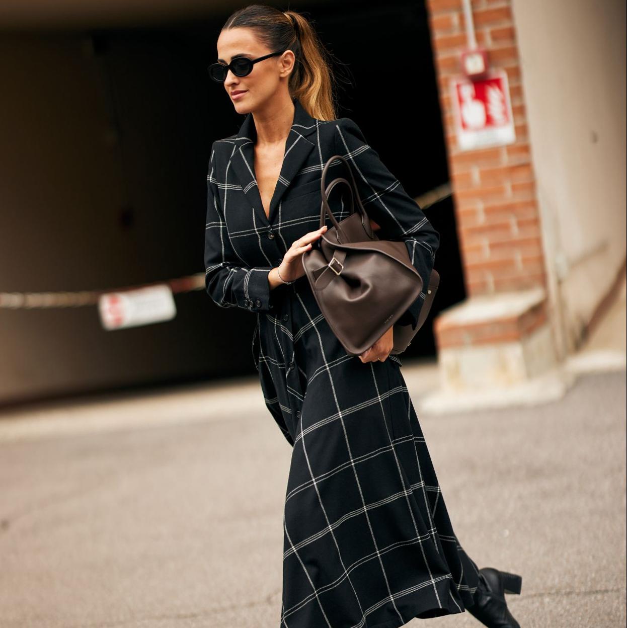 Un look de streest style con vestido y botos./spotlight launchmetrics