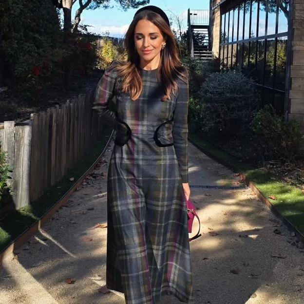 El look de invitada de invierno que es pura inspiración: vestido de cuadros y diadema