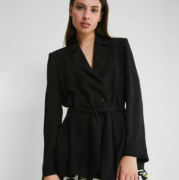 Blazer de mujer con hombreras y cinturón (59,99€ en El Corte Inglés)