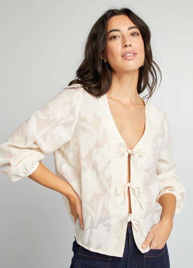 Blusa de estilo boho con lazada de Kiabi (10 euros).