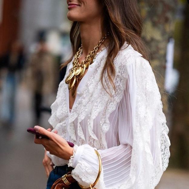 Influencer con blusa boho chic