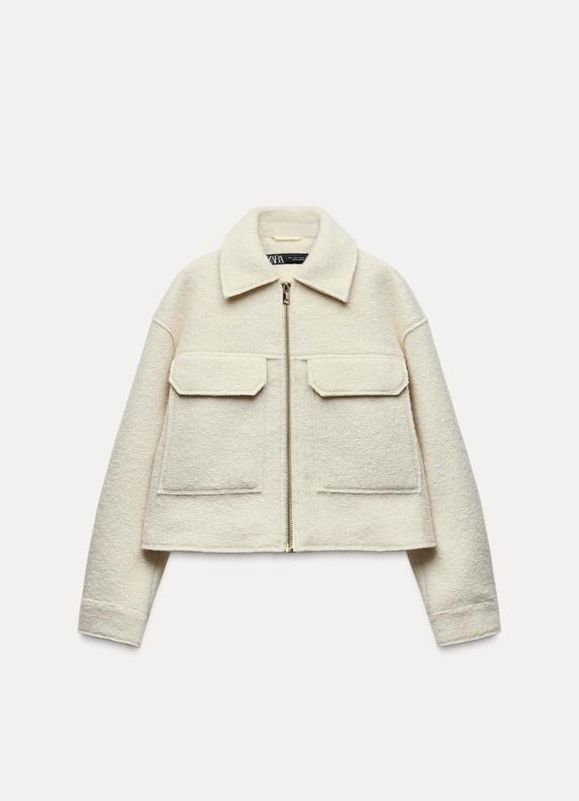 Chaqueta corta con tejido bouclé de Zara (22,95 euros).