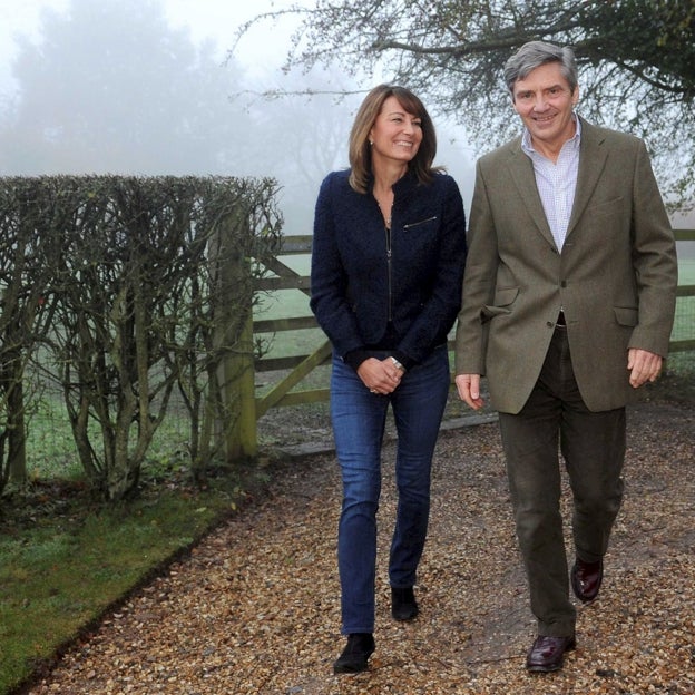 Carole y Michael Middleton en la entrada de su mansión. 