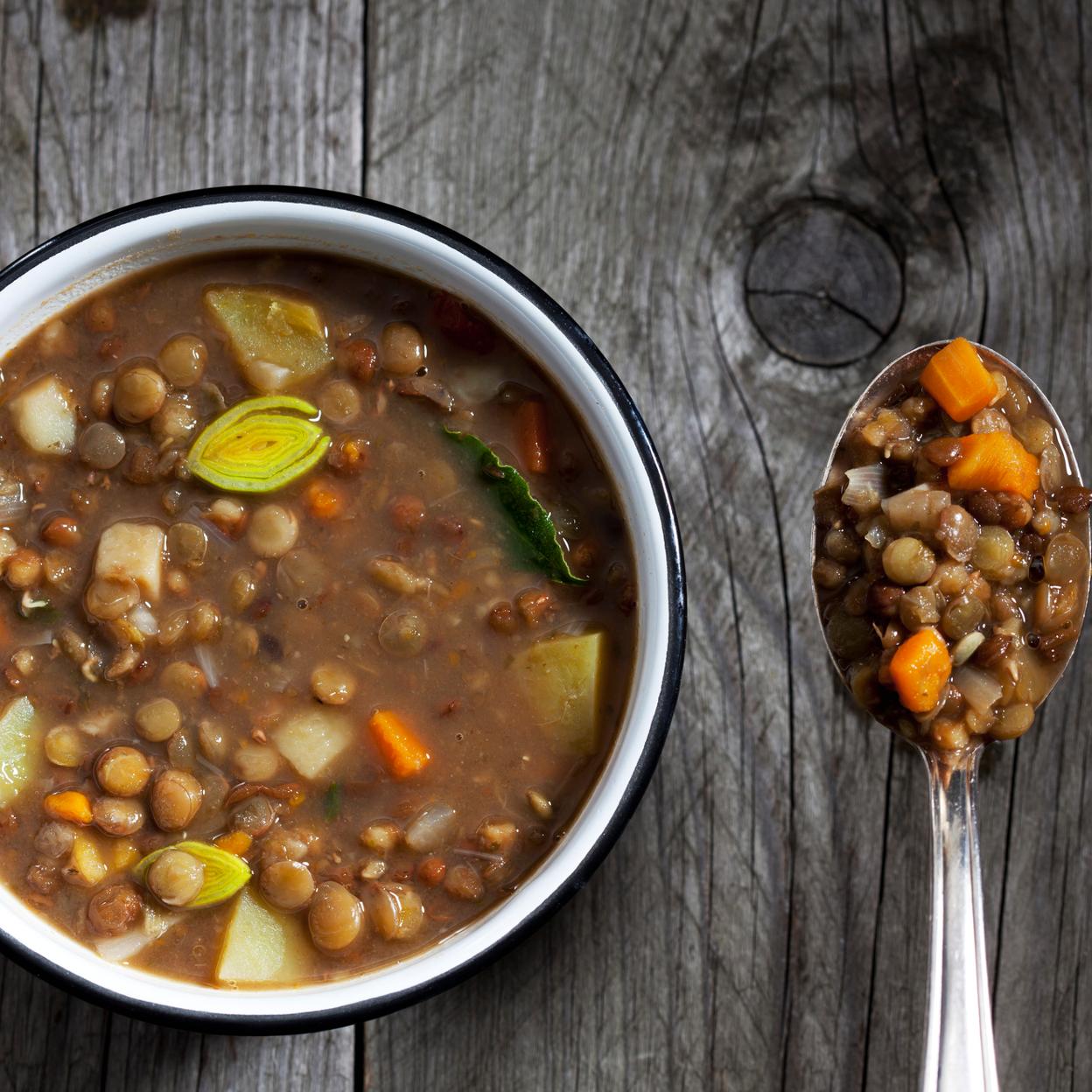 Receta sana de lentejas con verduras./getty