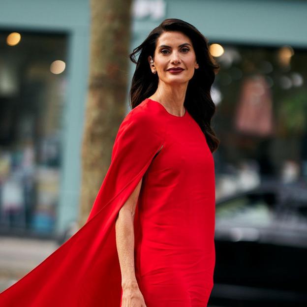 Influencer con vestido rojo en el street style