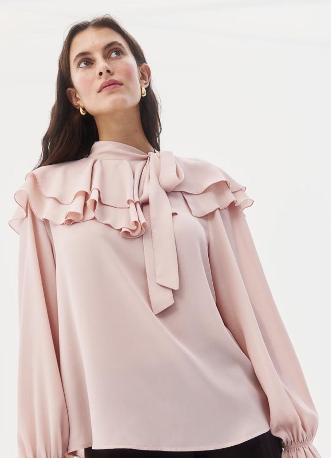 Blusa satinada de volantes en rosa pastel