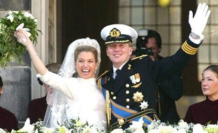 Los detalles del vestido de novia de Máxima de Holanda: un Valentino clásico, cinco metros de cola y una tiara prestada