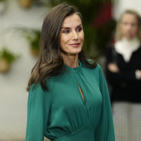 La reina Letizia repite el vestido con el color de primavera que mejor sienta en el Día Mundial Contra el Cáncer