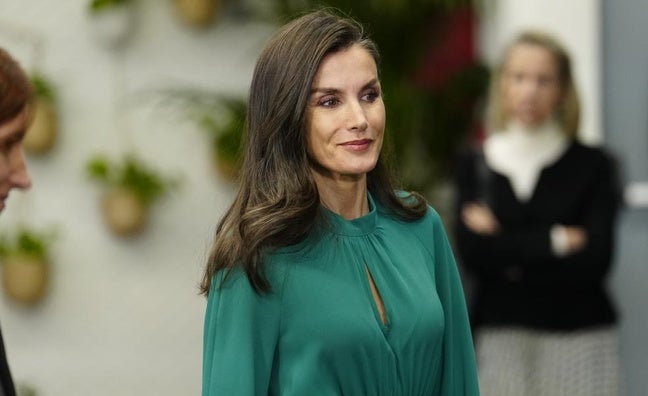 La reina Letizia repite el vestido con el color de primavera que mejor sienta en el Día Mundial Contra el Cáncer