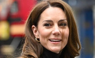 Kate Middleton tiene el look de oficina perfecto: pantalones que hacen tipazo y blazer en el color tendencia de la temporada