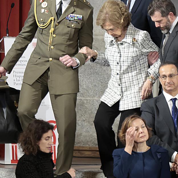 El momento en el que la reina Sofía precisó apoyo para bajar unas escaleras, además bastante altas, en Segovia. 