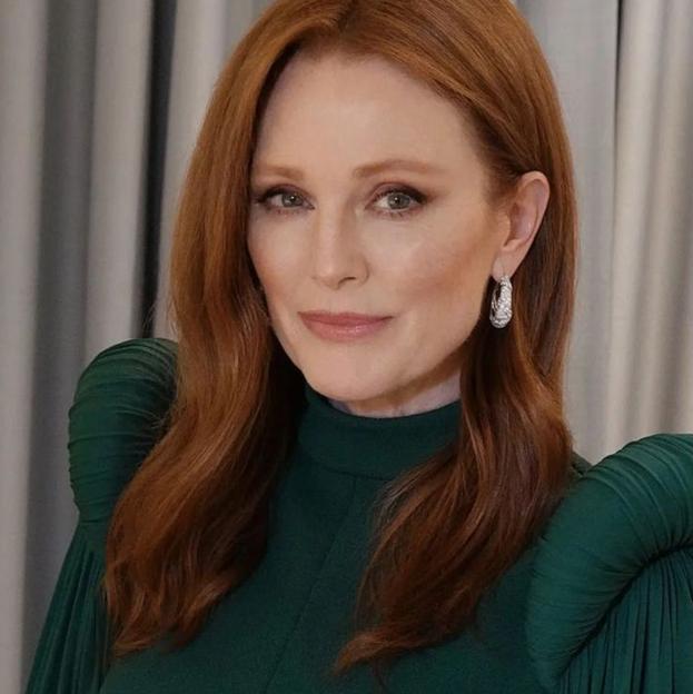 Julianne Moore con piel madura tersa