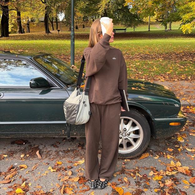 Mujer con un total look deportivo. 