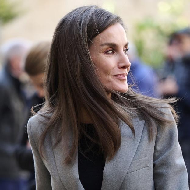 La reina Letizia lleva meses recurriendo a la misma silueta: el traje de chaqueta con pantalón. 