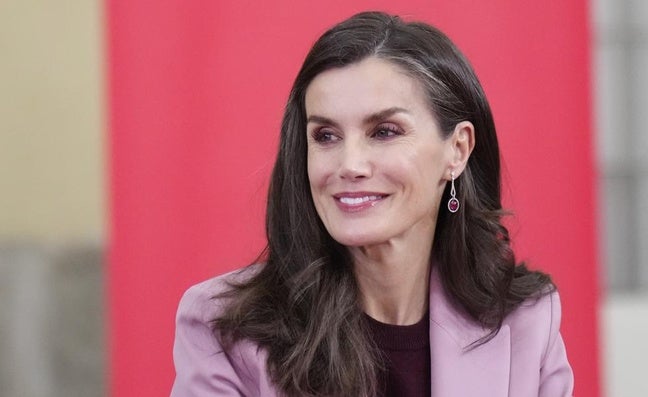 La reina Letizia combina su traje rosa de Hugo Boss favorito con pendientes de rubíes en la reunión anual del Patronato del Instituto Cervantes