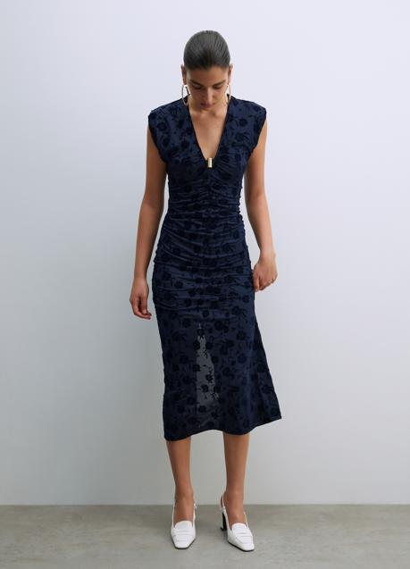 Vestido azul marino de Sfera (35,99 euros)