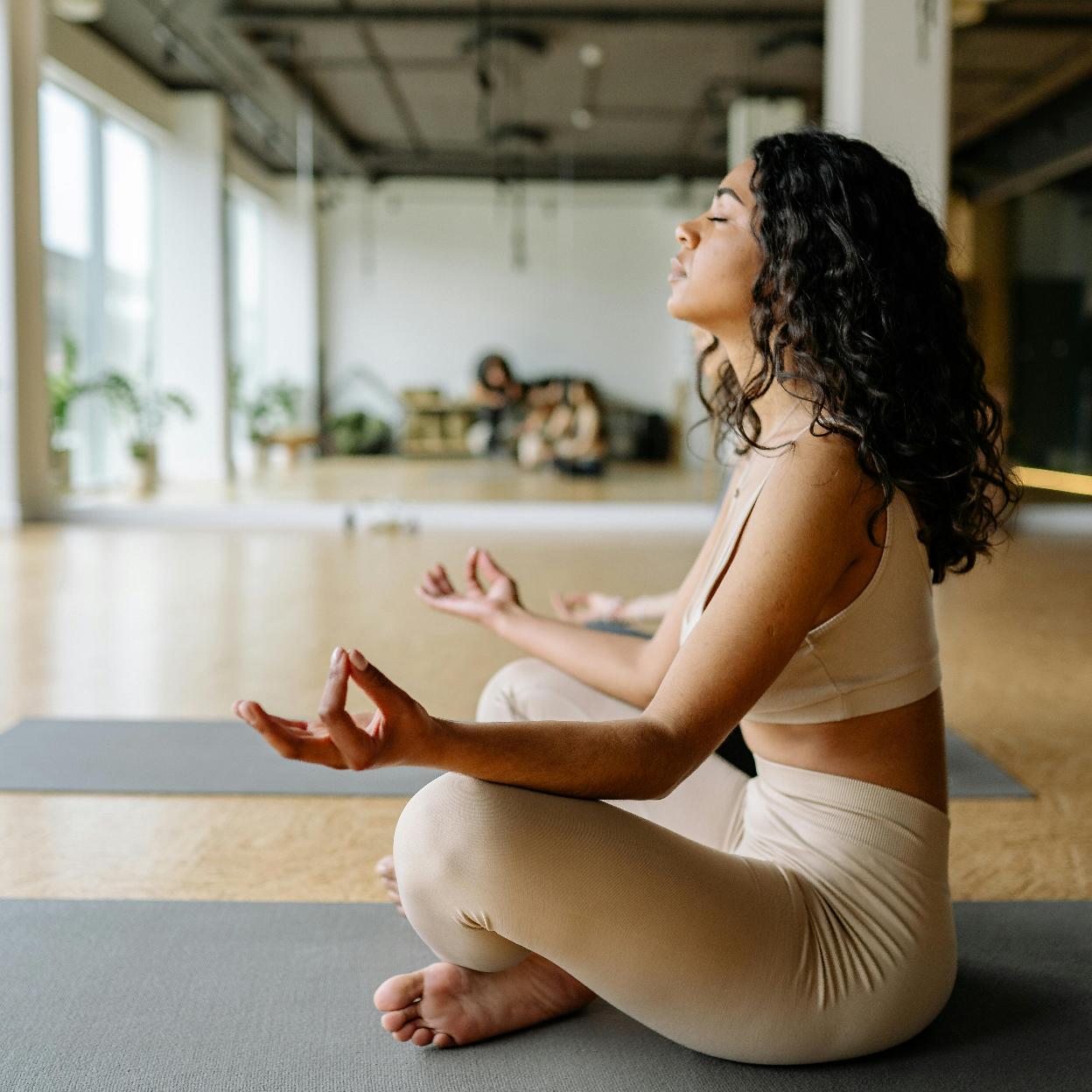 Mujer practicando yoga por la mañana. /PEXELS