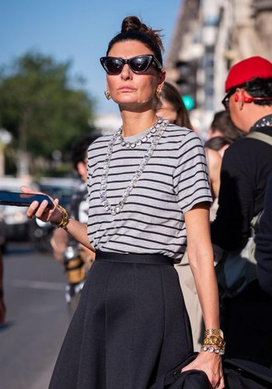 Estas camisetas de rayas son el básico de diario que te resuelve el look a los 50 años