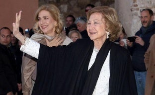 La reina Sofía deslumbra en la boda de Nicolás de Grecia con look bicolor, blazer joya y unos espectaculares pendientes