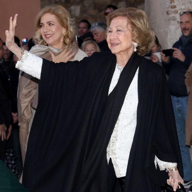 La reina Sofía deslumbra en la boda de Nicolás de Grecia con look bicolor, blazer joya y unos espectaculares pendientes