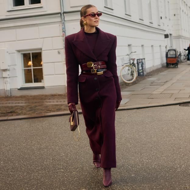 Cinco estilismos alternativos al clásico total look en negro para ir a la oficina