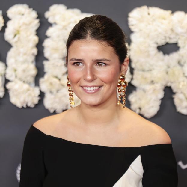 Tana Rivera tiene el vestido bicolor perfecto para invitadas que puedes copiar low cost en las rebajas de Sfera