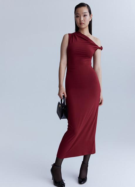 Vestido burdeos de H&M (19,99 euros)