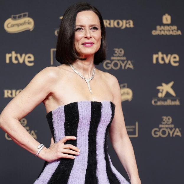 Aitana Sánchez-Gijón se convierte en la más elegante en la gala de los Premios Goya 2025 con un vestido bicolor de Carolina Herrera