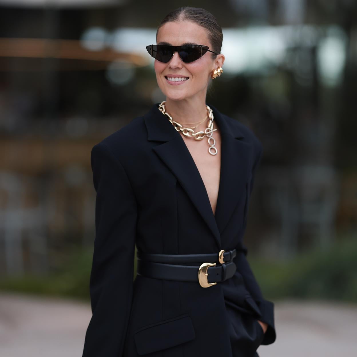 Influencer con blazer negra./getty