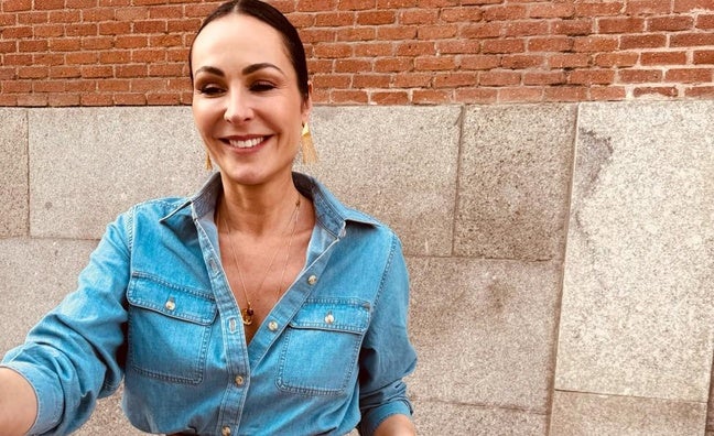 La falda de Sfera que las de más de 50 necesitan en su armario: midi y la favorita de la reina Letizia