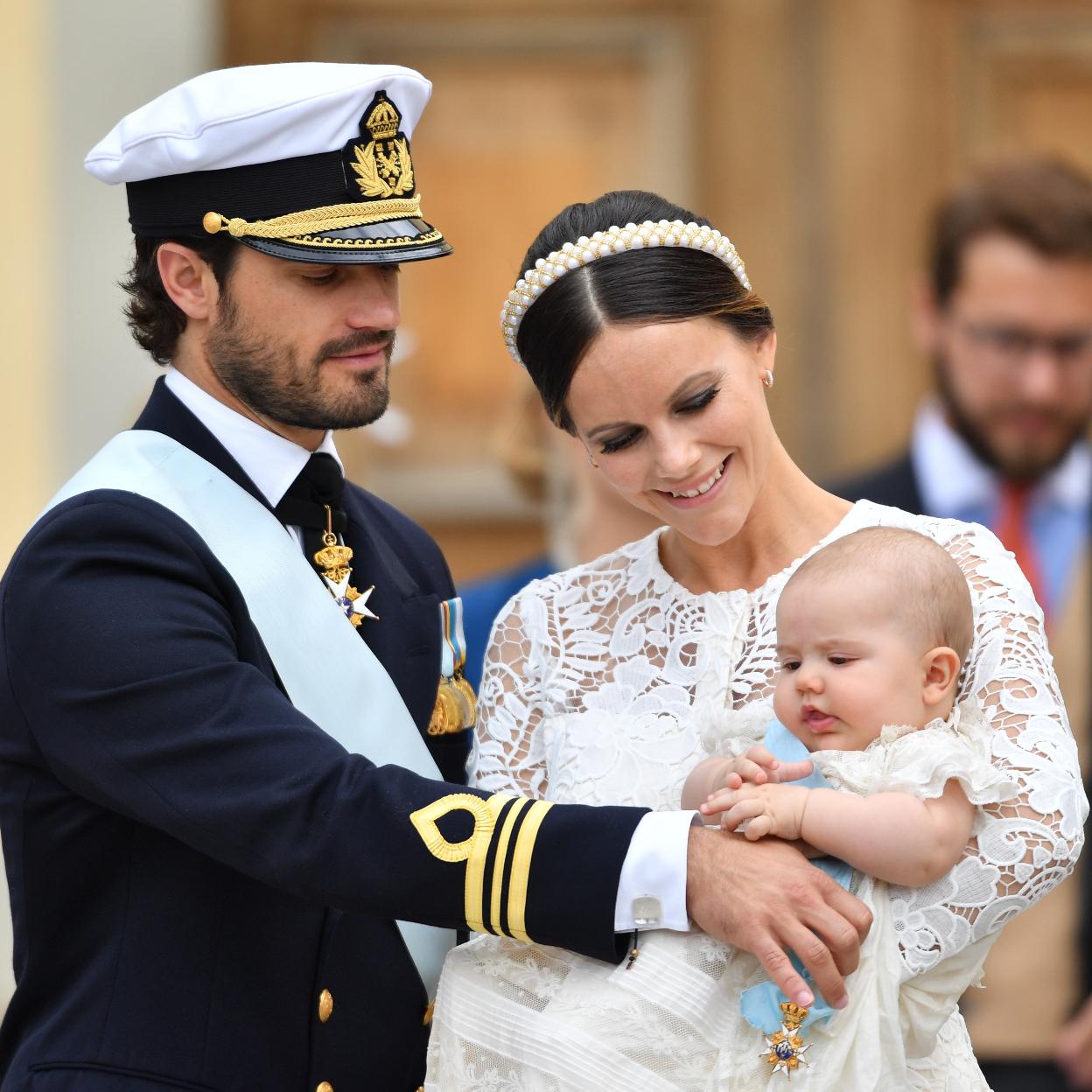 Los príncipes suecos en el bautizo de su primer hijo, Alejandro. /gtres