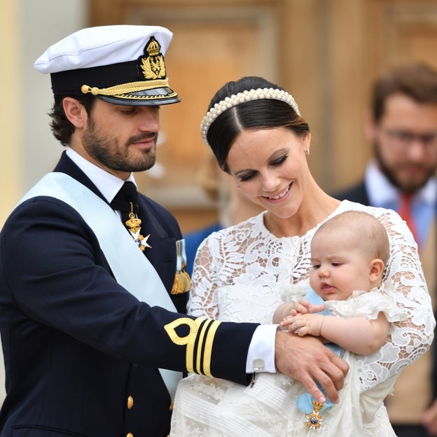 Los príncipes suecos en el bautizo de su primer hijo, Alejandro. 