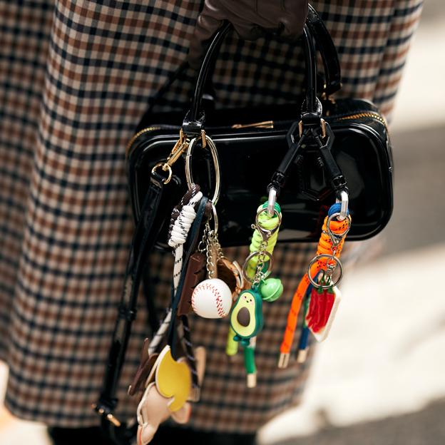 Charms en el bolso, el accesorio tendencia que eleva looks básicos y que arrasa en Nueva York