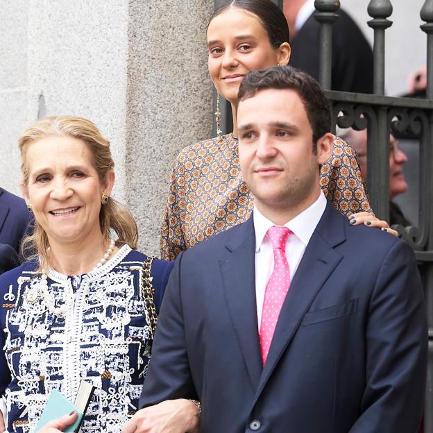 Una de las últimas apariciones de la infanta Elena con sus hijos, Froilán y Victoria Federica. Fue el pasado abril, en la boda de José Luis Martínez-Almeida y Teresa Urquijo. 