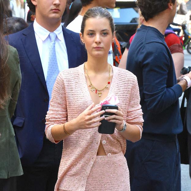 Olympia Báez, hija de Carolina Herrera, arrasa en Nueva York con un llamativo vestido rojo y botas de ante