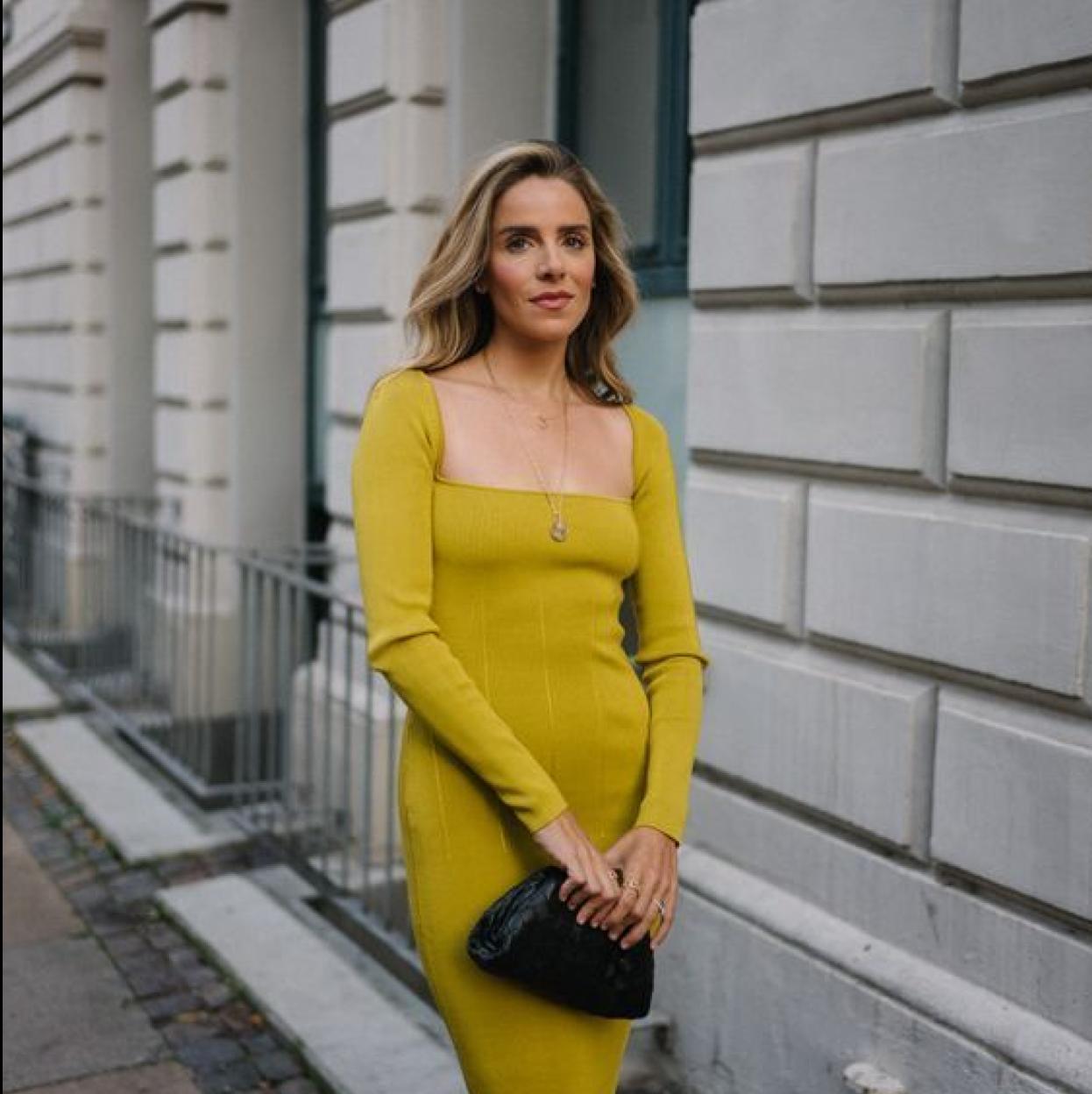 Influencer con vestido verde pistacho/@JULIABEROLZHEIMER