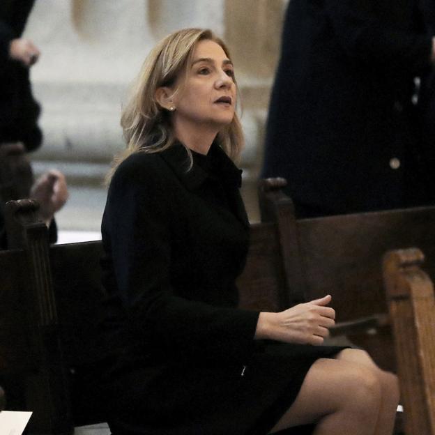 La infanta Elena no acompañó al rey Juan Carlos al funeral del Aga Khan en Lisboa. 