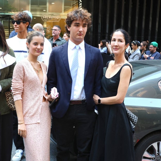 Olimpia Báez junto a su hermano y su tía, en la Semana de la Moda de Nueva York de 2024. 