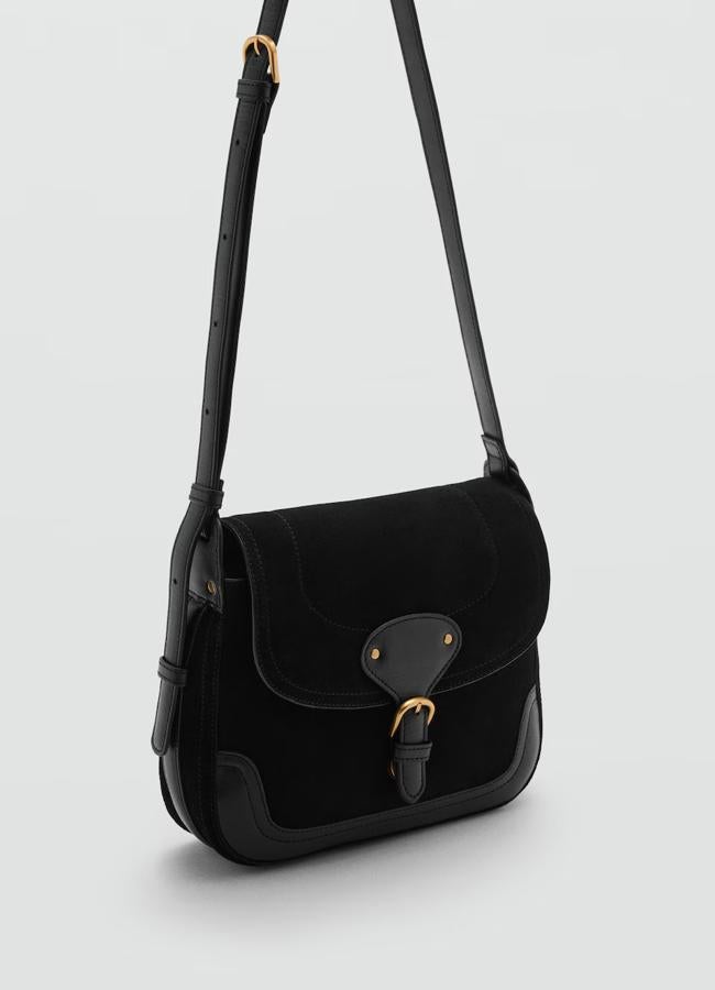 Bolso bandolera con hebilla en negro de Mango.