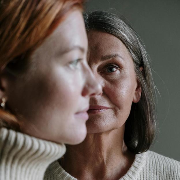 Cómo lidiar con una madre toxica que trata de manejar tu vida