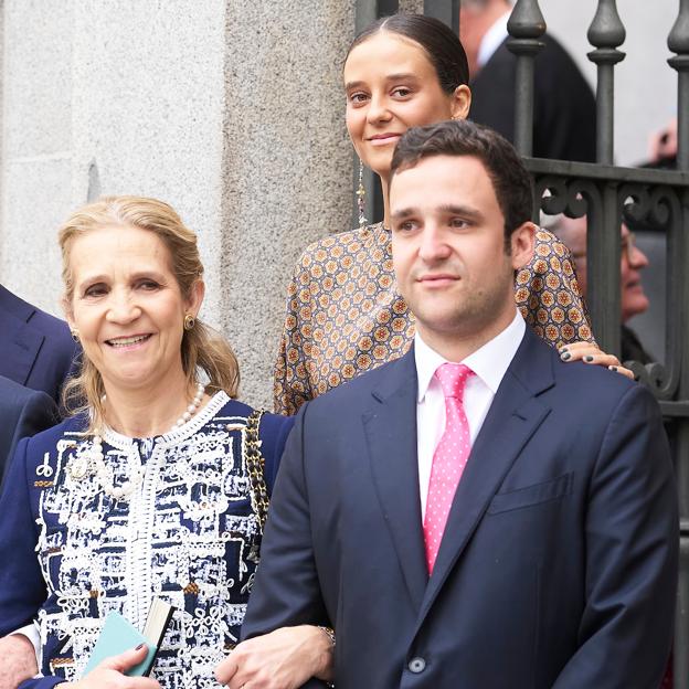 La infanta Elena y sus hijos, Victoria Federica y Froilán, en la boda del alcalde de Madrid, el pasado abril. 