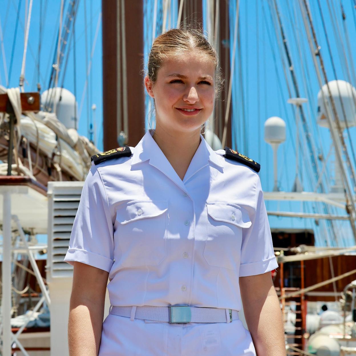 La princesa Leonor, en el Juan Sebastián Elcano, poco antes de desembarcar en Salvador de Bahía. /limited pictures