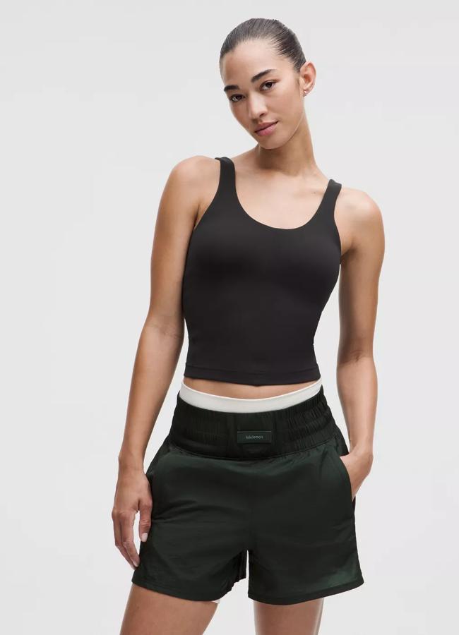 Top deportivo en negro de Lululemon (78 euros):