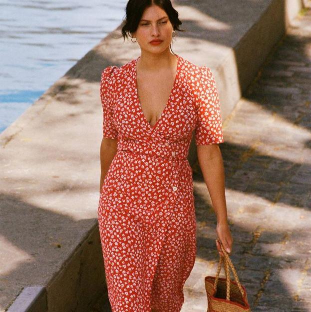 Modelo francesa con vestido favorecedor