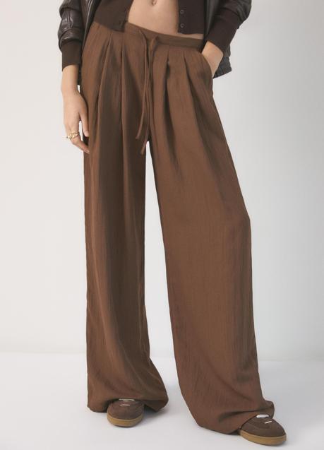 Pantalones fluidos de Stradivarius (25,99 euros)