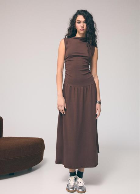 Vestido marrón de Stradivarius (25,99 euros)