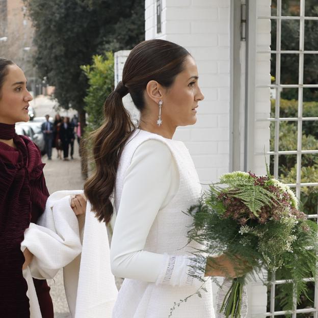 El vestido de novia más castizo de Almudena Montejo en su boda: chaleco largo clásico y zapatos de terciopelo azul