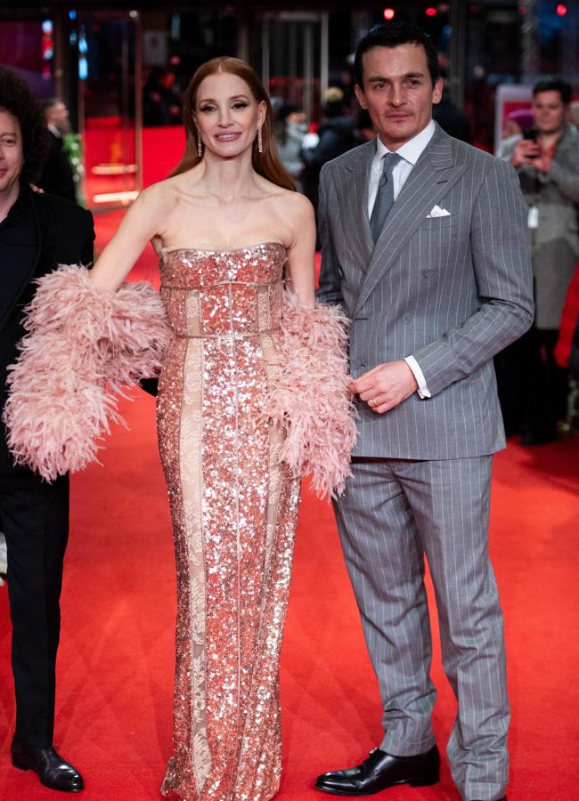 Jessica Chastain en la alfombra roja con vestido de lentejuelas en rosa. Foto: Gtres.